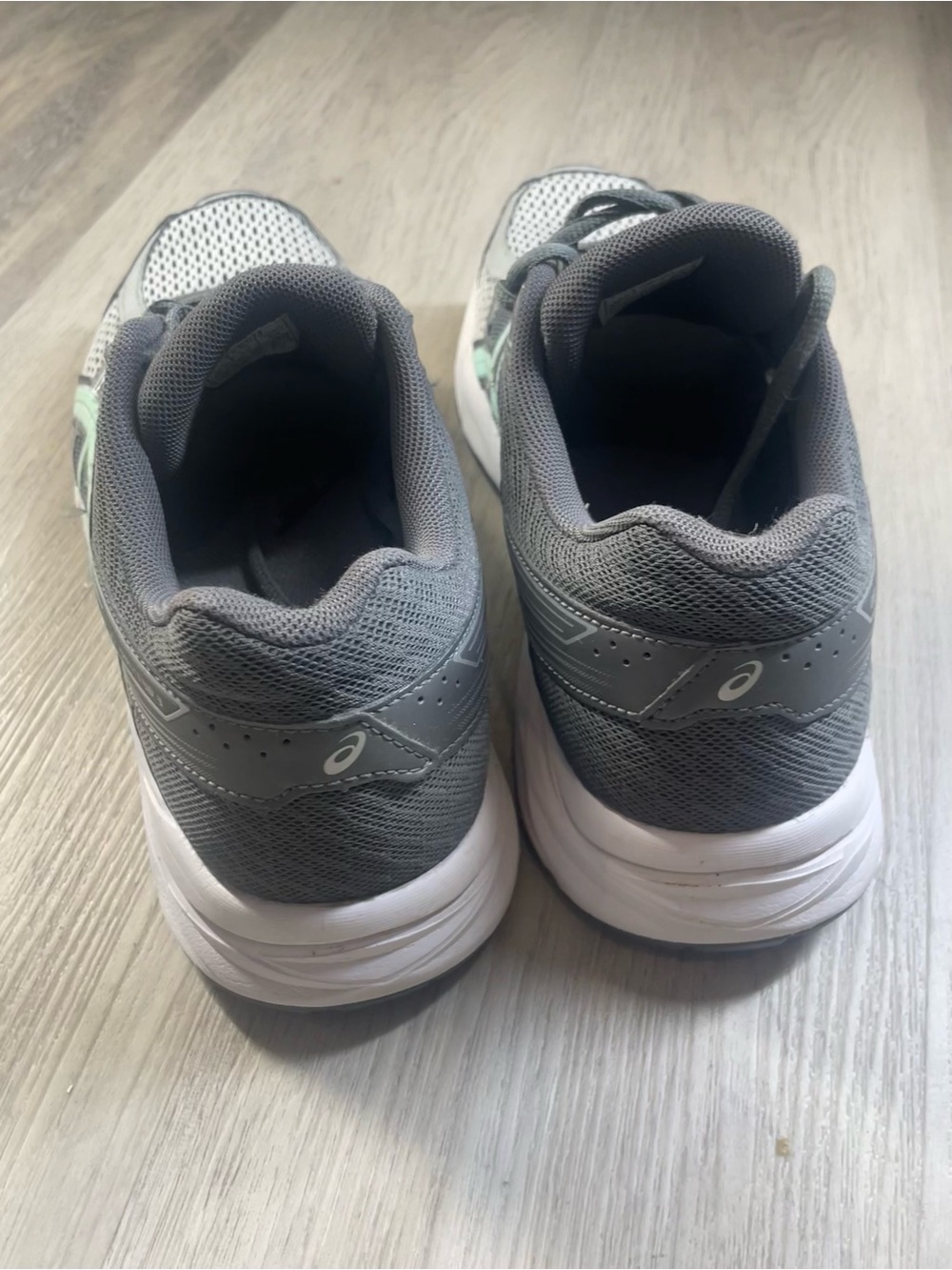 ASICS Grey Running trainers with Mint Logo Accents - Picture 4 of 6